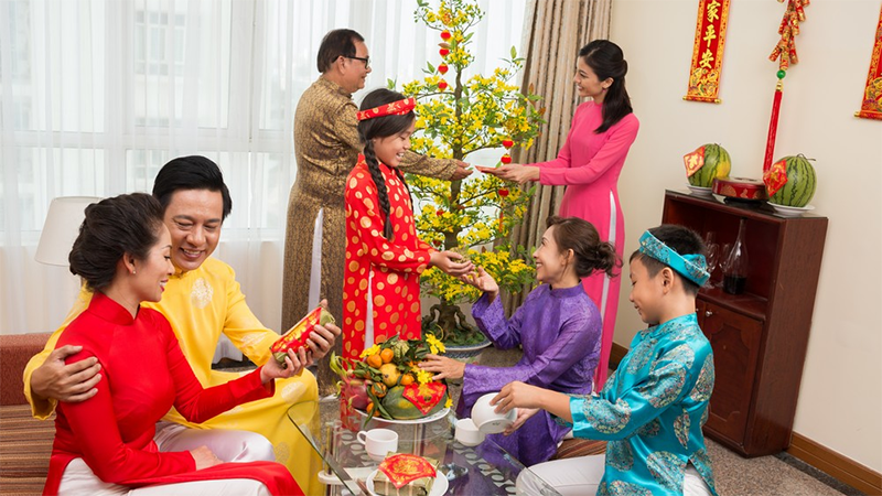 Visit relatives and friends (ĐI thăm họ hàng, bạn bè)