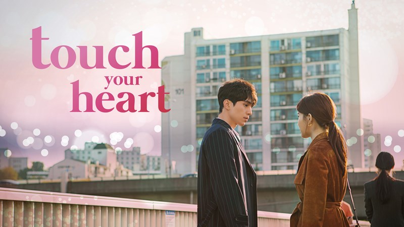 Chạm Đến Trái Tim (Touch Your Heart) là câu chuyện tình yêu lạ kỳ giữa một cô nàng diễn viên nổi tiếng và anh chàng luật sư lạnh lùng