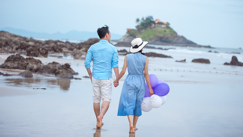 Nếu đã hẹn biển cứ nằm im nhé! Sóng ra khơi rồi sóng lại quay về.