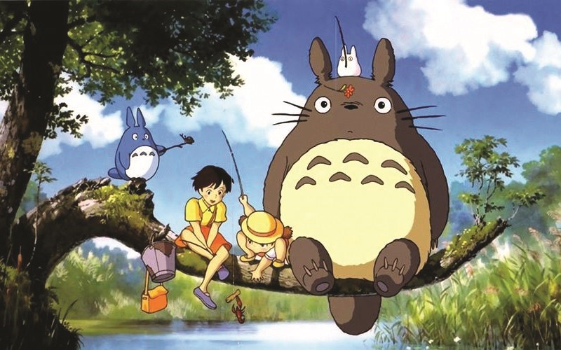 Một cảnh vui đùa của hai chị em với Totoro