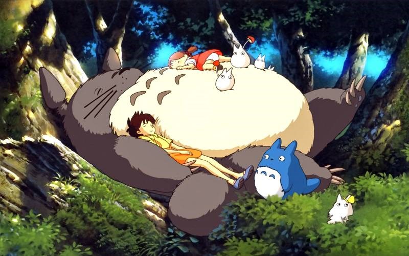 Một cảnh hai chị em nằm chơi trên bụng Totoro