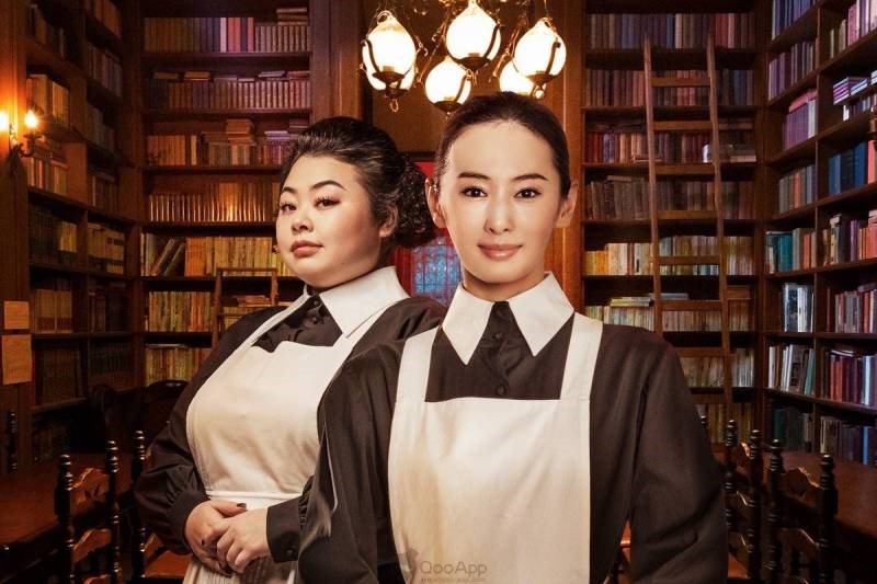 Nhân vật mẹ nuôi Isabelle (người phụ nữ đứng trước)