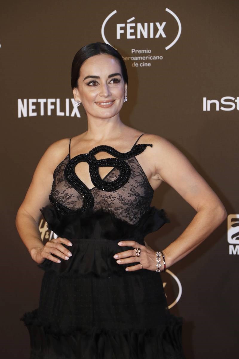 Ana de la Reguera trong vai Adela