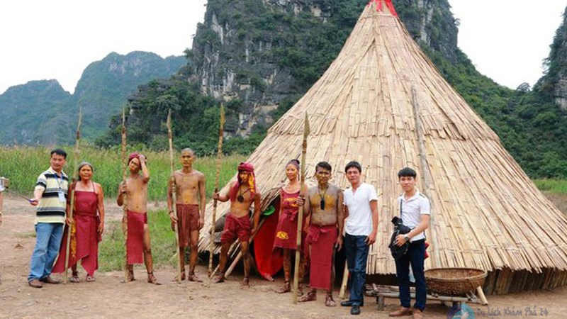 Chụp hình với người dân hóa trang thành thổ dân