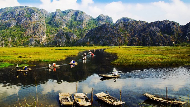 Ngồi thuyền tham quan đầm Vân Long