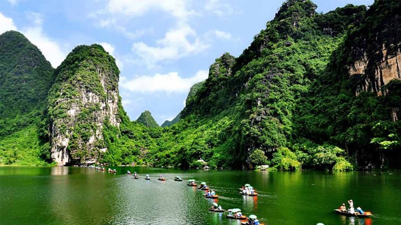 Tham quan Tràng An bằng thuyền