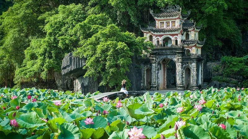 Chùa cổ trên núi Bích Động