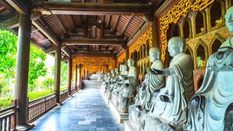 Tượng la hán bằng đá
