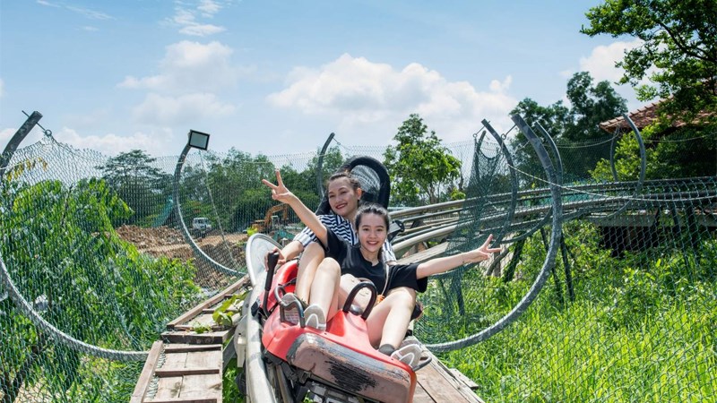 Đi xe trượt ở Hồ Mây Park