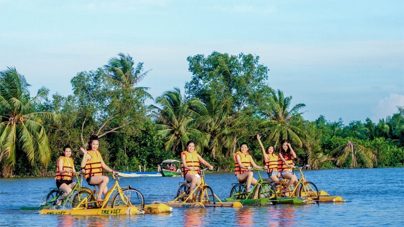 Đạp xe trên mặt nước
