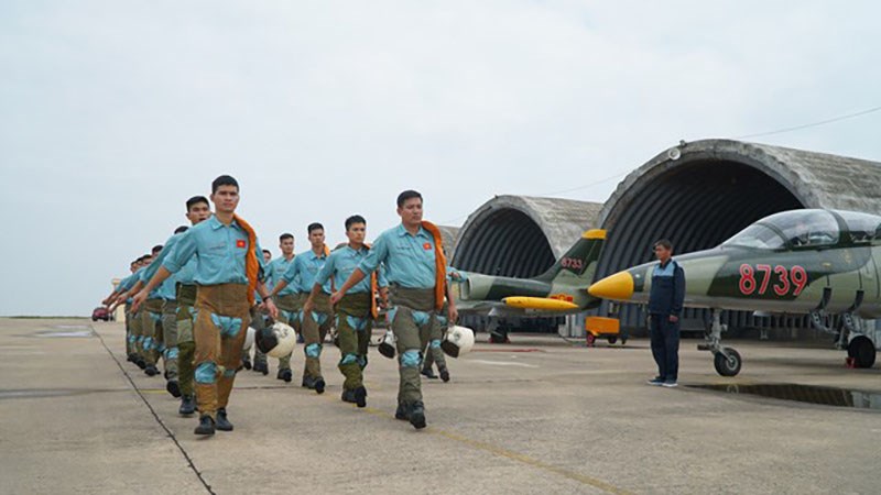 Một cảnh hành quân trong phim - Yêu hơn cả bầu trời