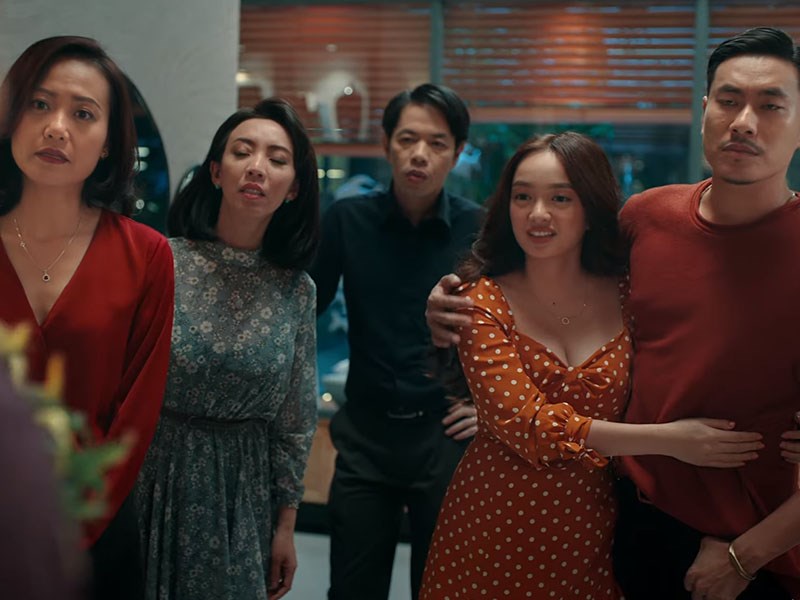 Thu Trang và các diễn viên trong phim TIỆC TRĂNG MÁU