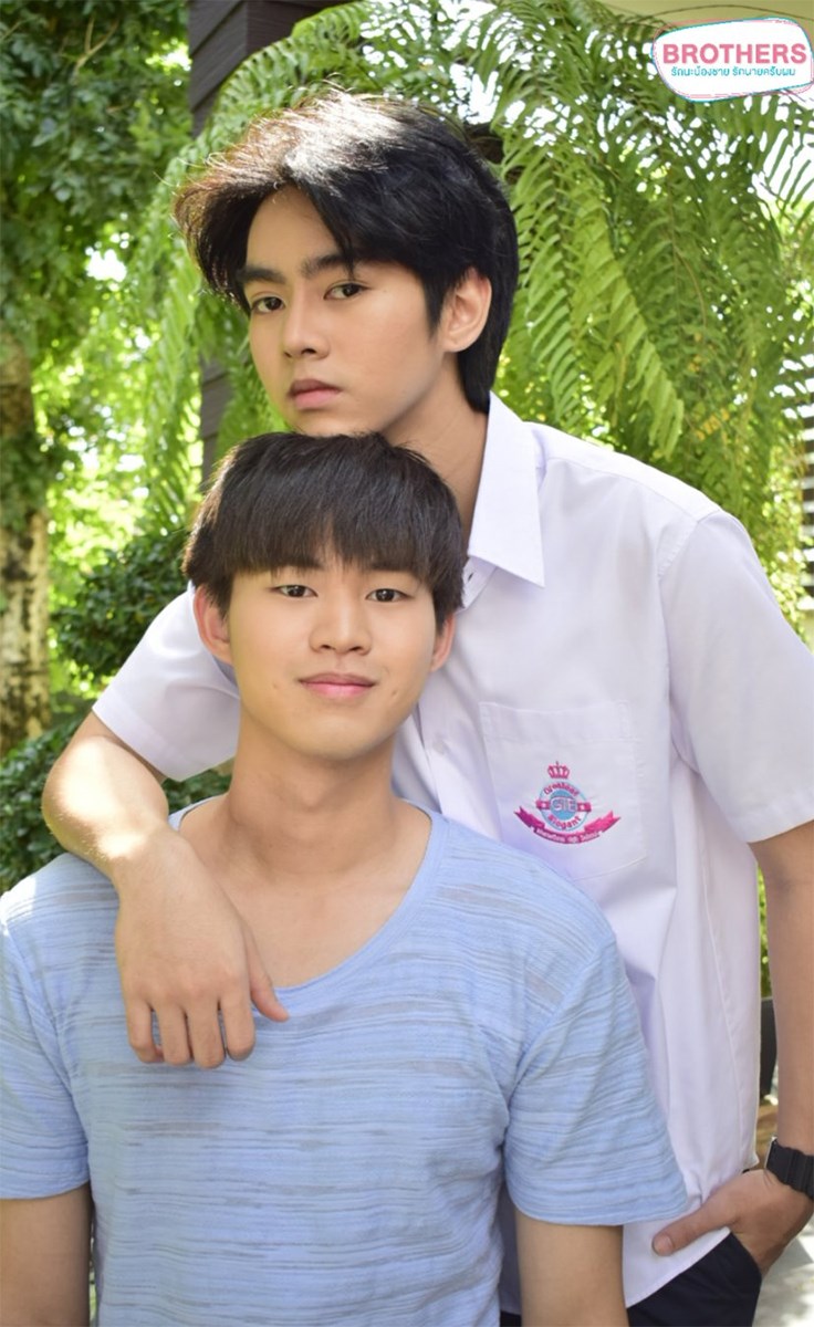 Cặp đôi diễn viên chính Folk Touch Inthirat (áo trắng), Phu Phuwarit Thungnonsung 