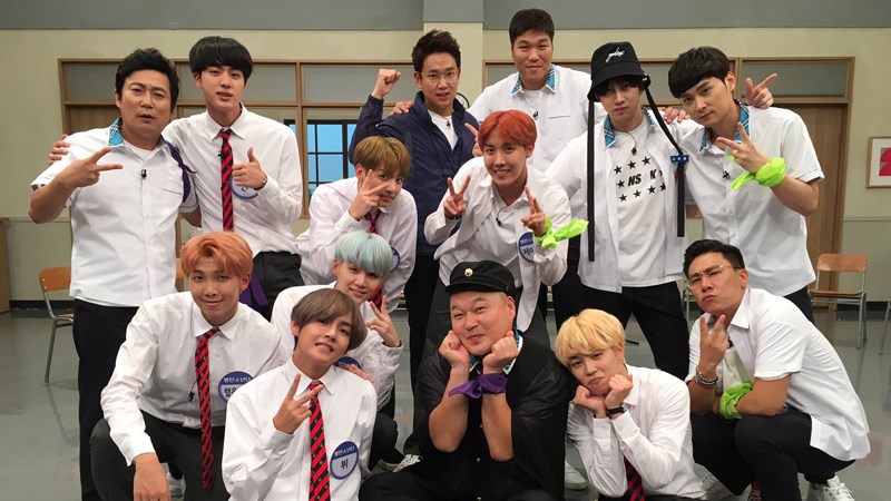 Các thành viên của BTS chụp với dàn MC của chương trình