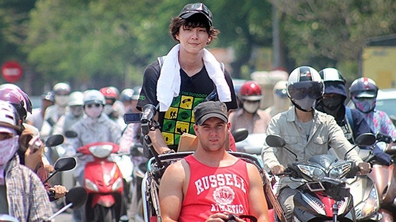 Yoon Si-yoon đạp xích lô của Việt Nam trong chương trình