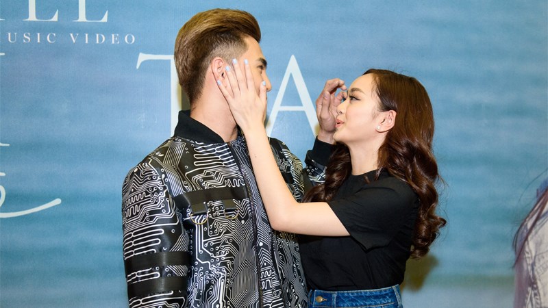 tình tứ chăm sóc Will trước ống kính truyền hình