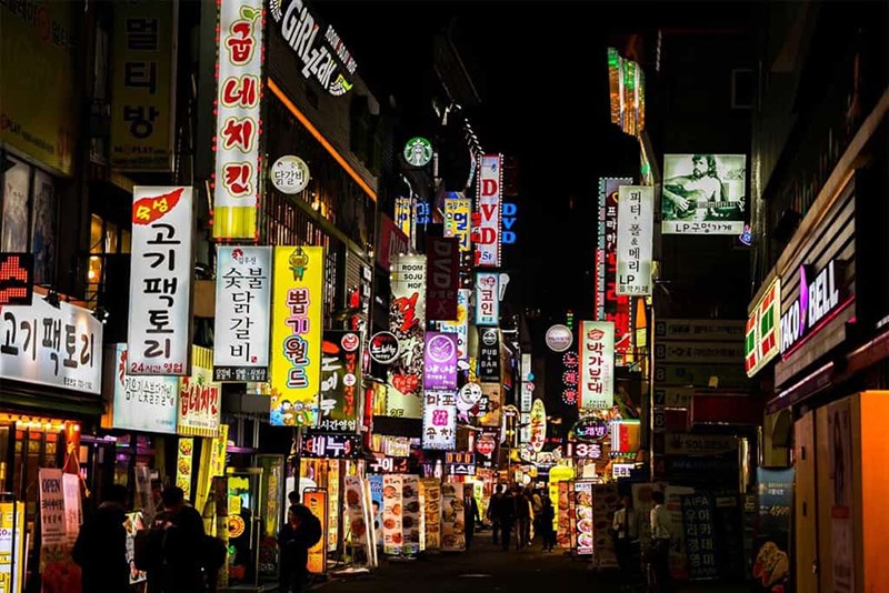 Một dãy hàng ăn của Itaewon