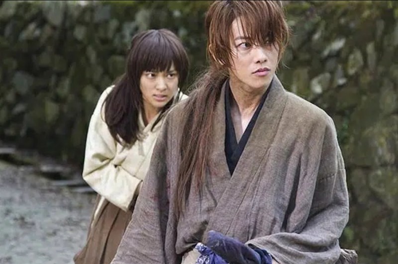 Himura Kenshin (bên phải) và Kamiya Kaoru (bên trái)