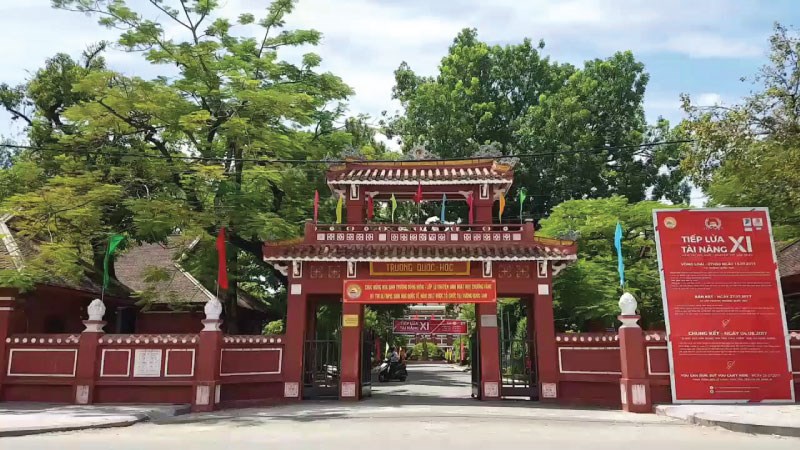Cổng trường Quốc học Huế
