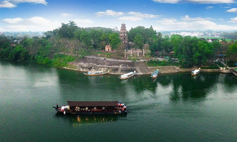 Dòng sông Hương thơ mộng