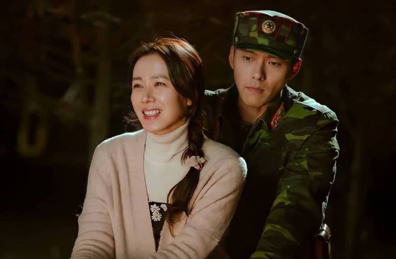 Yoon Seri (trái) và Ri Jeong-hyuk (phải)