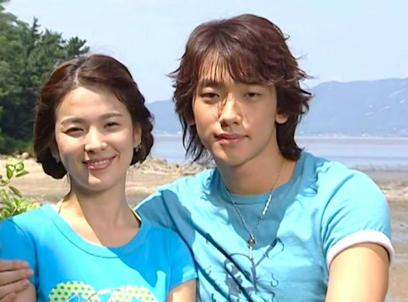 Han Ji Eun (trái) và Lee Young Jae (phải)