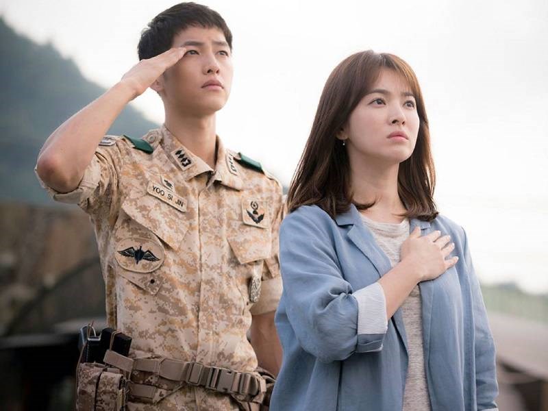 Đại úy Yoo Shi-jin (trái) và bác sĩ Kang Mo-yeon (phải)