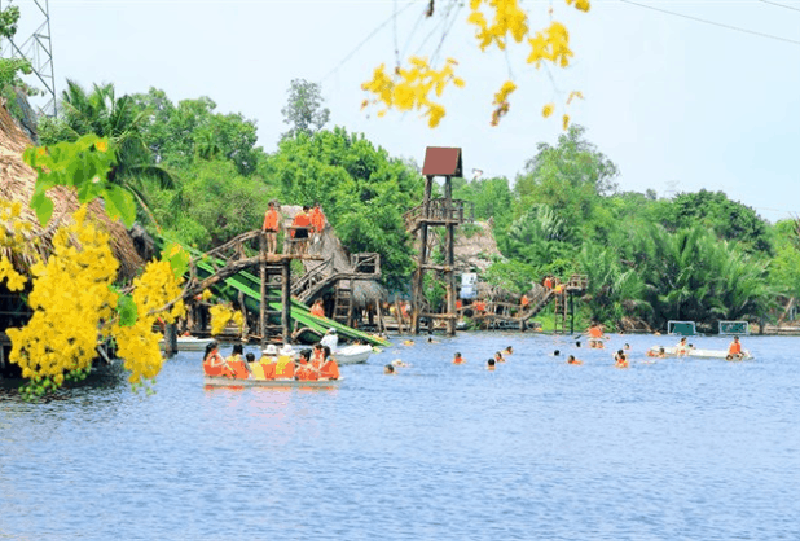 Cảnh vui chơi tại khu du lịch Bò Cạp Vàng của du khách Cảnh vui chơi tại khu du lịch Bò Cạp Vàng của du khách