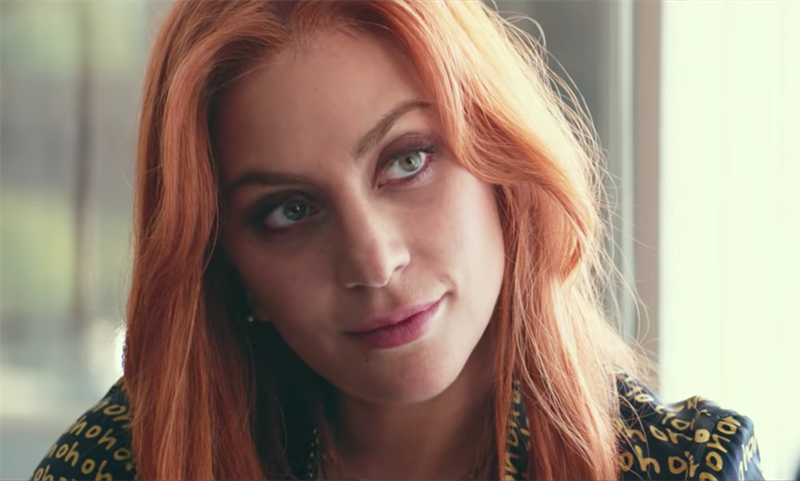 Lady Gaga trong vai Ally