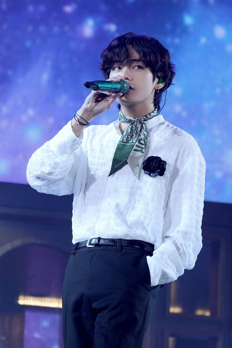 V là Sub Vocal của BTS sở hữu tone giọng trầm siêu hay