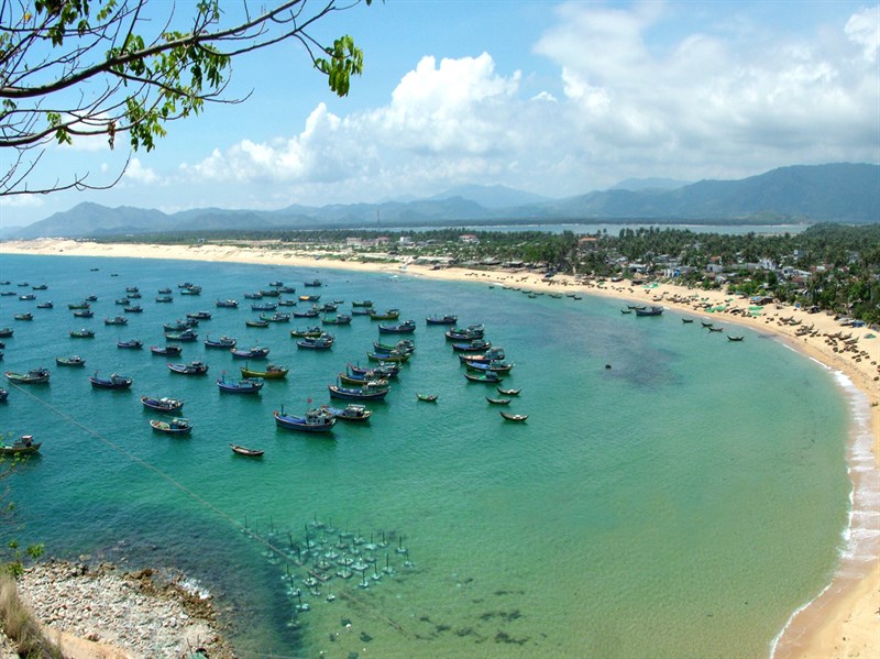 Bãi Tuy Hoà với màu nước xanh ngọc