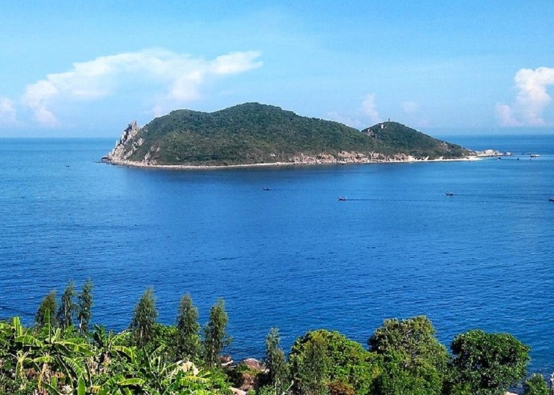 Hòn Nưa được ngắm nhìn từ phía đèo Cả