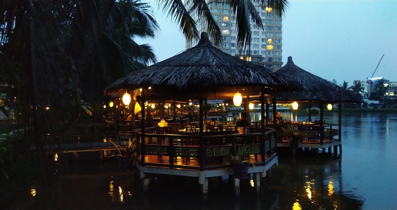 Khu nhà chòi về đêm