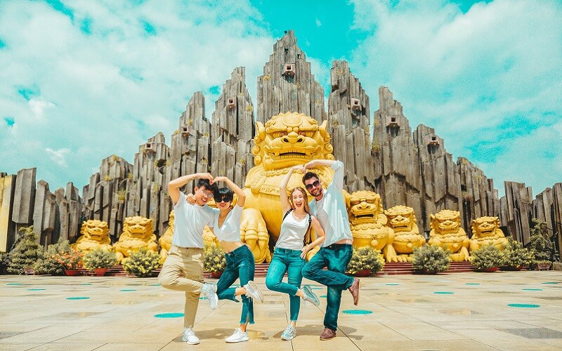 Khách tham quan tại khu du lịch Suối Tiên