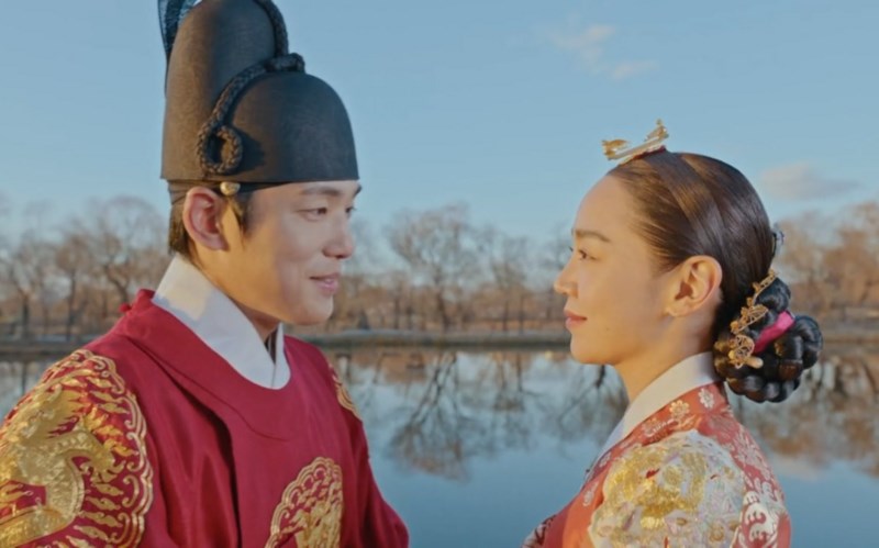 Kim Jung Hyun (bên trái) và Shin Hye Sun (bên phải)