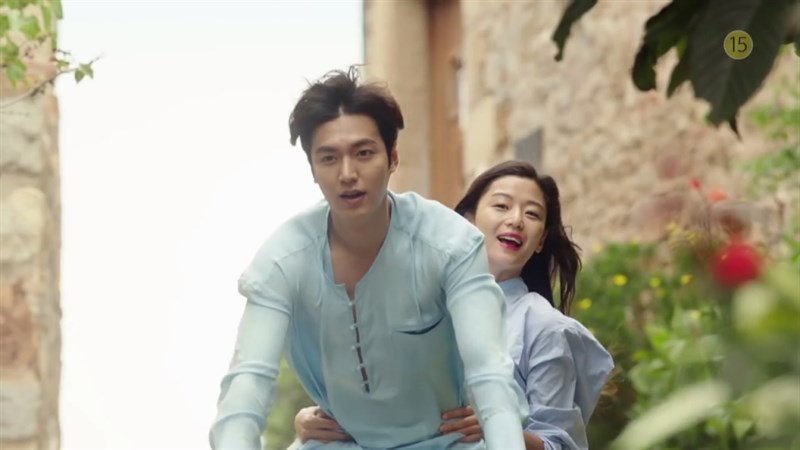 Jun Ji Hyun (bên trái) và Lee Min Ho (bên phải)