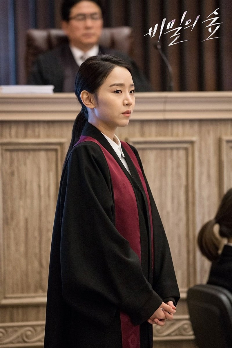 Shin Hye Sun trong hình ảnh nàng công tố viên đầy tham vọng.