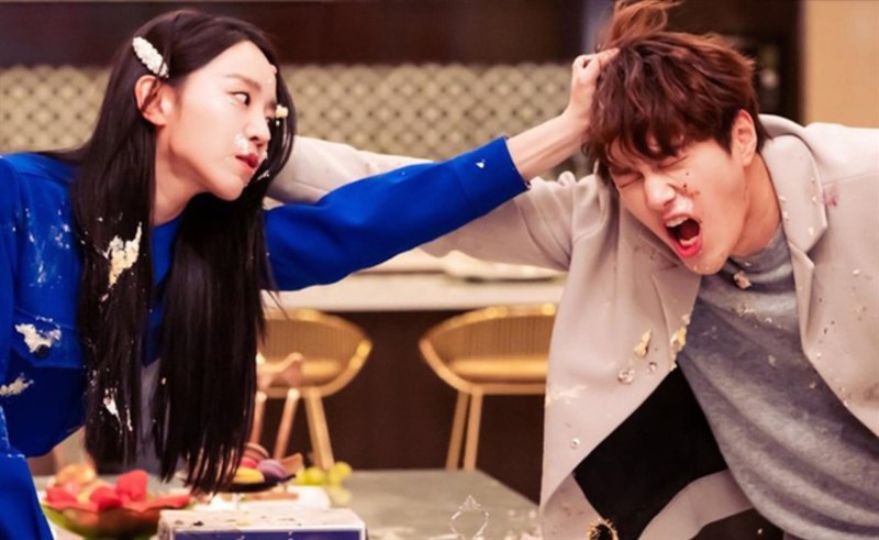 Shin Hye Sun (bên trái) và Kim Myung Soo (bên phải)