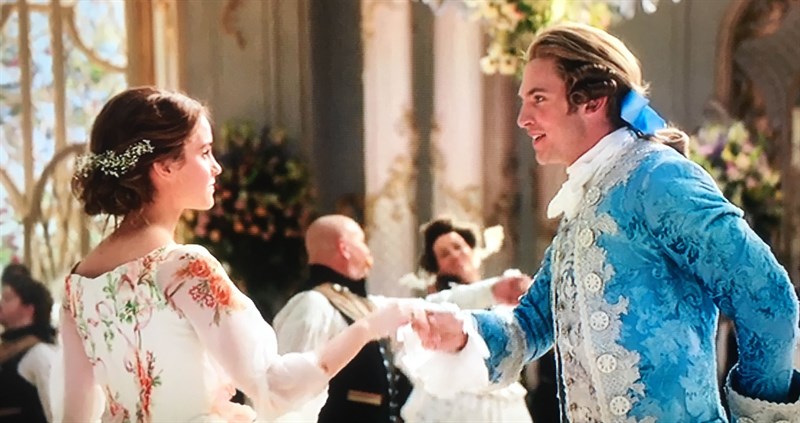 Dan Stevens (bên phải) Emma Watson (bên trái)