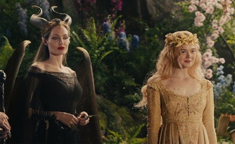Angelina Jolie (bên trái) và Elle Fanning (bên phải)