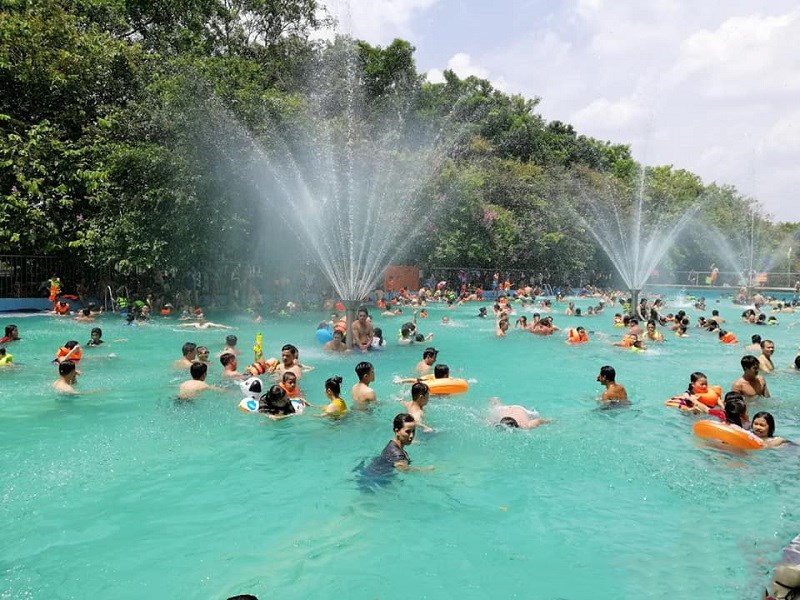 Vui chơi tại hồ bơi khu du lịch Thủy Châu
