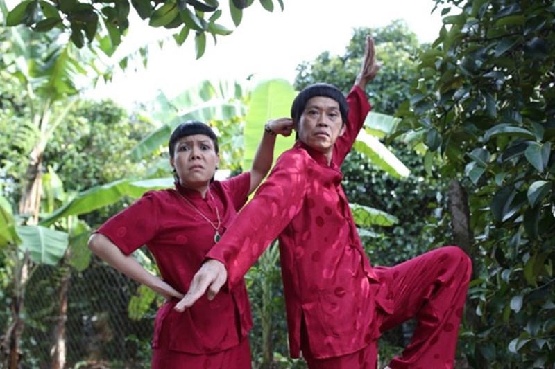 Việt Hương (bên trái) và Hoài Linh (bên phải)