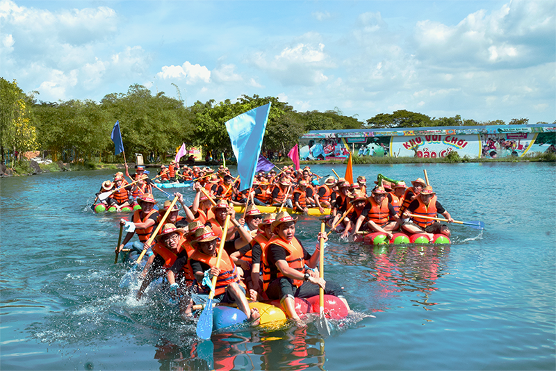 Đua thuyền - Teambuilding tại khu du lịch Suối Mơ