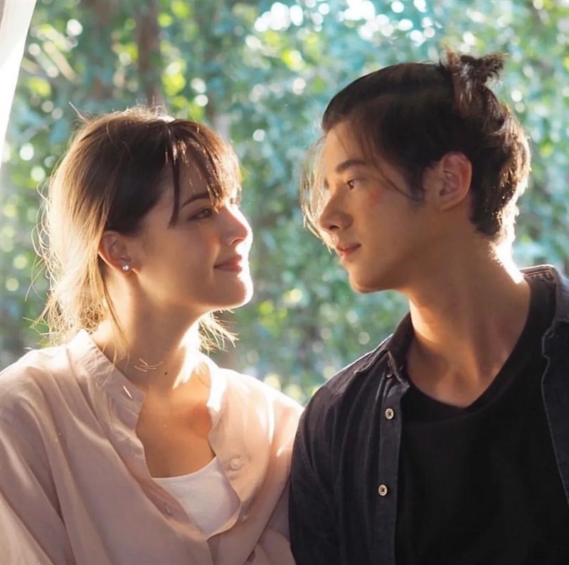 Mario Maurer (bên trái) và Yaya Urassaya (bên phải)