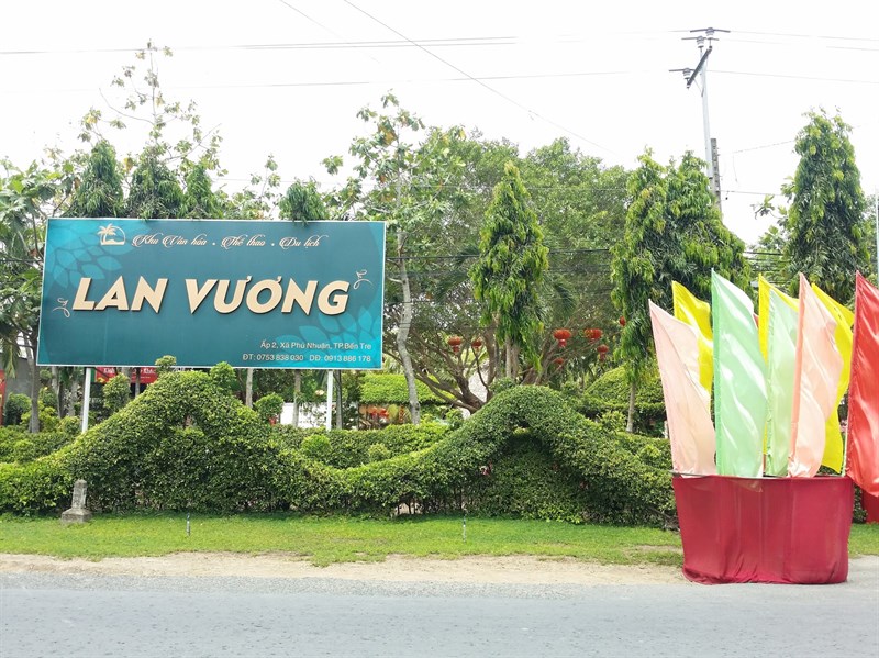 Phía trước cổng - Khu du lịch Lan Vương