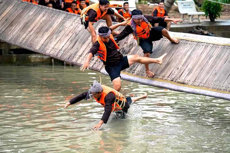 Trò chơi lắc cầu siêu thú vị tại khu du lịch Lan Vương
