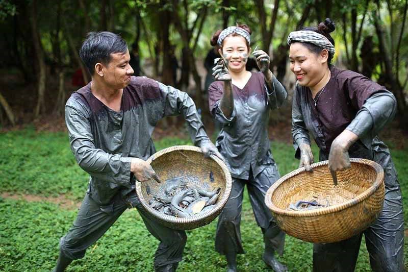 Hóa thân thành nông dân thứ thiệt tại khu du lịch Lan Vương