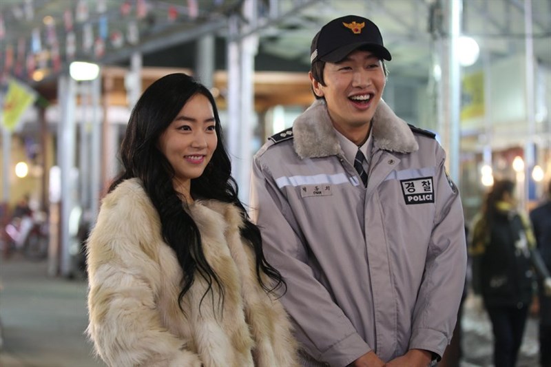 Lee Kwang Soo đảm nhận vai cảnh sát Park (bên phải)