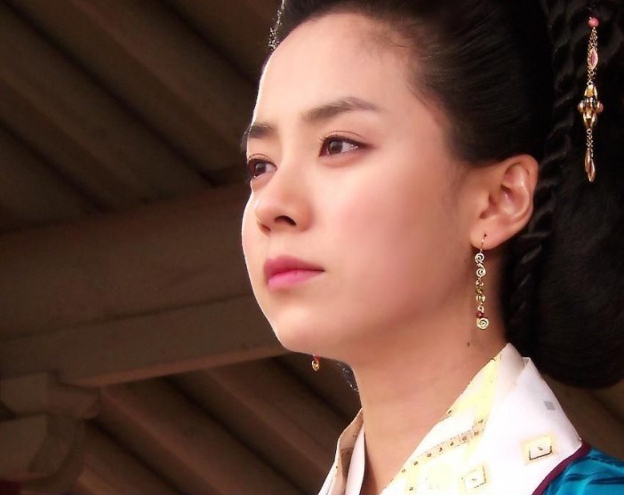 Song Ji-hyo thủ vai hoàng hậu trong Sương hoa điếm