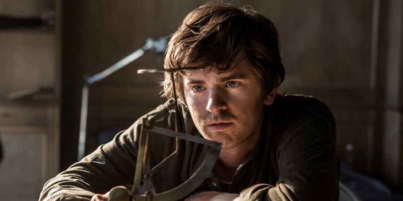 Freddie Highmore trong vai Thom
